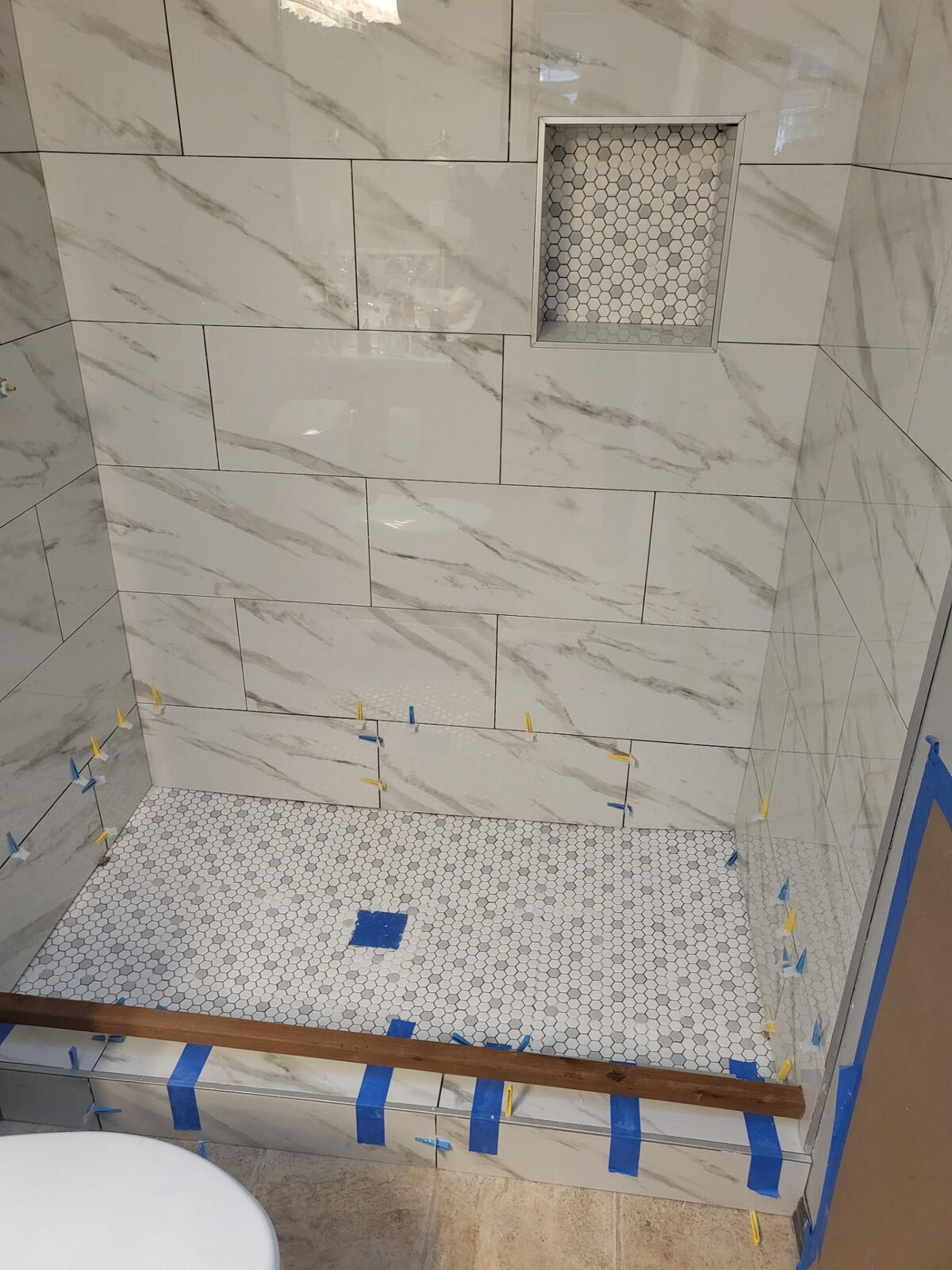 Recessed niche & hexagon mosaic floor